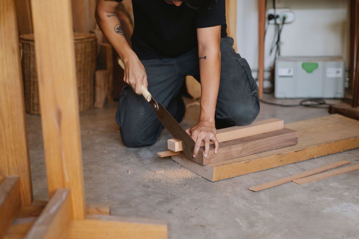 のこぎりで木材を切る職人の手元