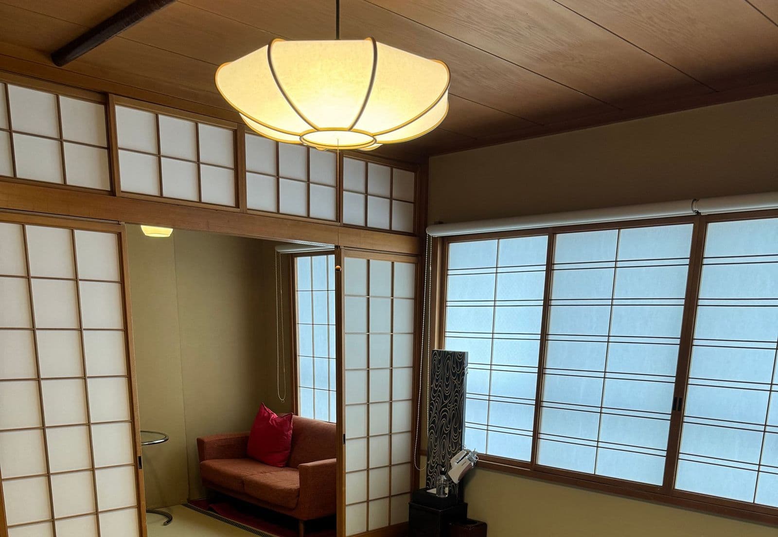 照明が灯る和室