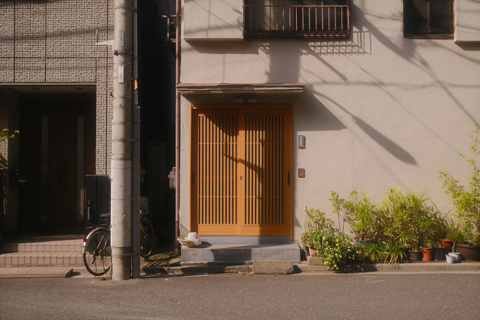 八尾市の外壁塗装完全ガイド|費用相場・塗料の選び方・住宅密集地での注意点を解説